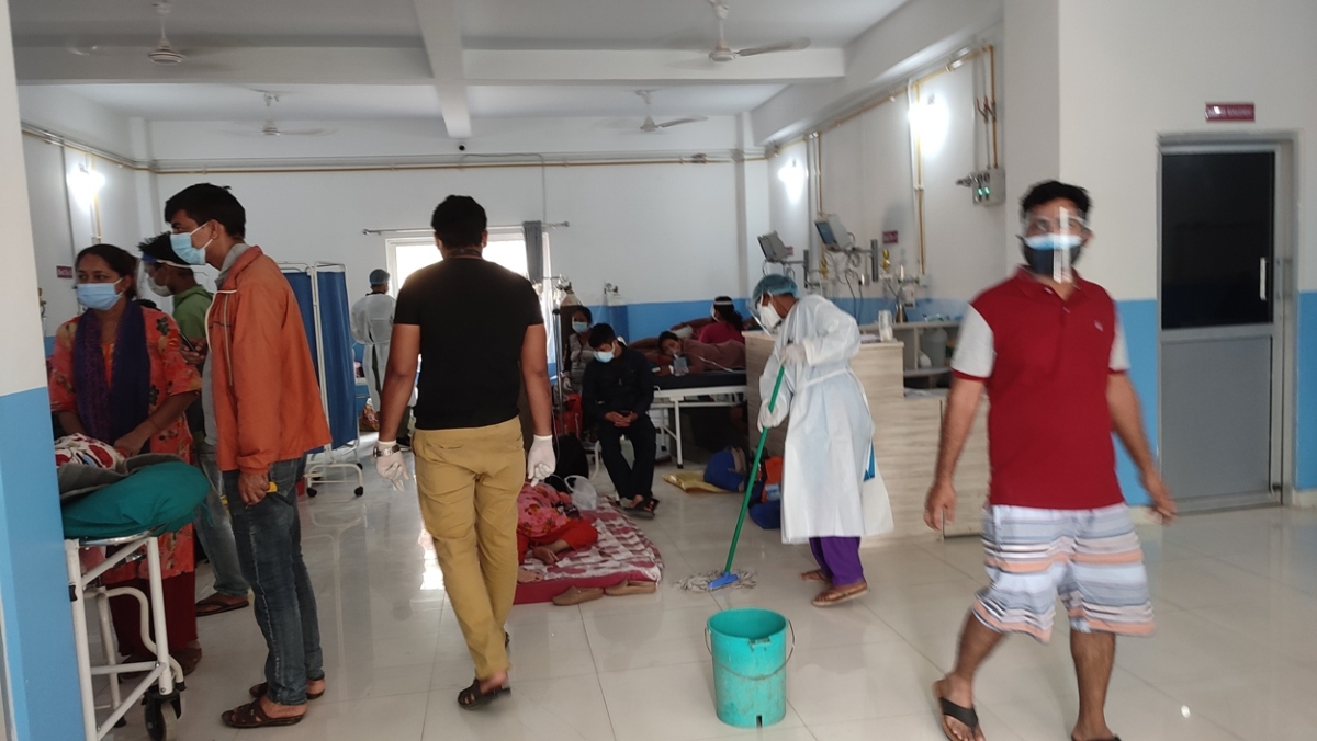 कोरोनाका विरामीले भरियो भीम अस्पताल, बेड नपाउँदा भुईमा र अस्पताल बाहिर उपचार